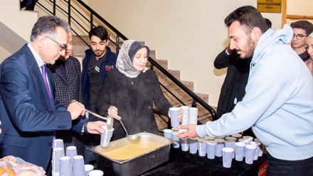 Selçuk Üniversitesi Prof. Dr. Erol Güngör Kütüphanesinde ders çalışan öğrencilere çorba ikramı